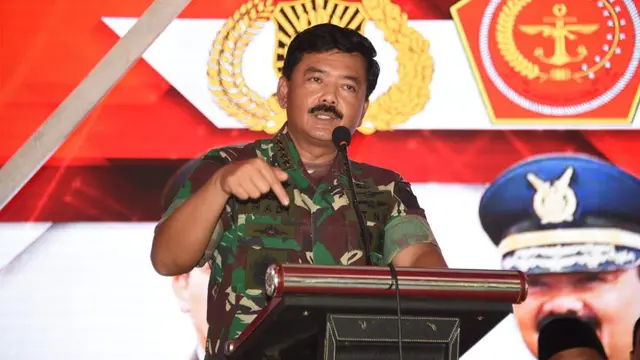 Panglima TNI Marsekal TNI Hadi Tjahjanto didampingi Kapolri Jenderal Pol Idham Azis di Desa Sijantung, Pulau Galang, Kota Batam, Kepulauan Riau, Minggu (8/3/2020). (foto: Puspen TNI)