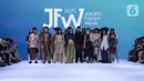 Sejumlah model usai memeragakan busana dalam pembukaan Jakarta Fashion Week (JFW) 2025 di Pondok Indah Mall 3, Jakarta, Senin (21/10/2024). (Liputan6.com/Angga Yuniar)