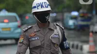 Seorang Satuan Pengamanan (Satpam) saat bertugas di salah satu perkantoran kawasan Jakarta, Selasa (16/2/2021). Seragam baru berwarna cokelat mirip seragam polisi tersebut untuk memuliakan Satpam dan menjadikan unsur pengamanan menjadi bagian penting dalam suatu aktivitas. (merdeka.com/Imam Buhori)