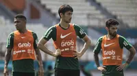 Pemain Timnas Indonesia, Gavin Kwan, menunggu umpan saat latihan di Stadion Wibawa Mukti, Jawa Barat, Selasa (6/11). Latihan ini merupakan persiapan jelang Piala AFF 2018. (Bola.com/Vitalis Yogi Trisna)