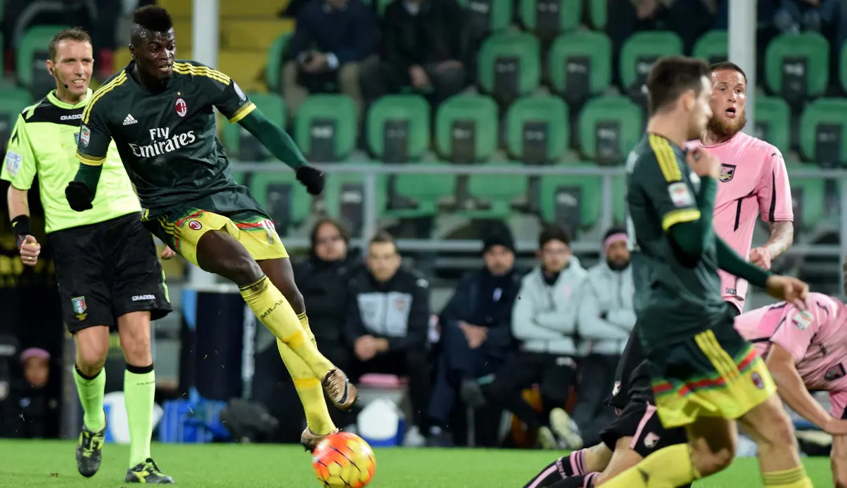 Pemain AC Milan, Mbaye Niang melepaskan tembakan kearah gawang Palermo pada lanjutan Serie A Liga Italia di Stadion Renzo Barbera, Palermo, Kamis (4/2/2016) dini hari WIB. (AFP/Giovanni Isolino)