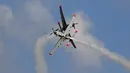 Orlik Aerobatic Team dari Angkatan Udara Polandia beraksi mengeluarkan asap saat acara Malta Internasional Airshow 2015 di Bandara Internasional Malta, Valletta, Minggu (27/9). (REUTERS/Darrin Zammit Lupi)