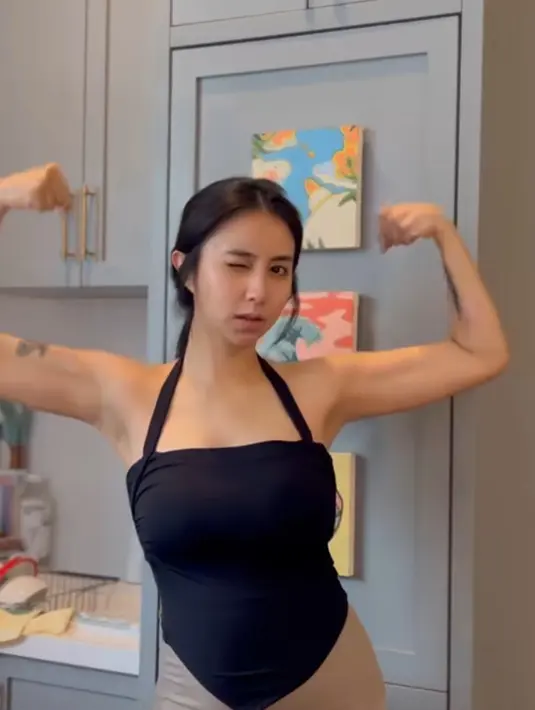Meski sedang hamil, Clairine tetap rutin berolahraga, ia mengenakan atasan halter neck hitam dipadukan celana ketatnya. [@clairineclay]