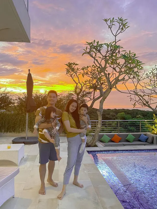 Eza Gionino dan Meiza Aulia libur tahun baru 2022 di Bali (Foto: Instagram/@ma_coritha)