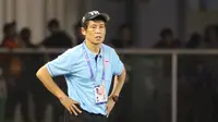 Pelatih Thailand, Akira Nishino, mengamati anak asuhnya saat melawan Timnas Indonesia U-22 pada laga SEA Games 2019 di Stadion Rizal Memorial, Manila, Selasa (26/11). Indonesia menang 2-0 atas Thailand. (Bola.com/M Iqbal Ichsan)
