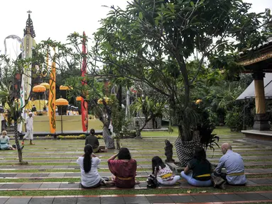 Umat Hindu melaksanakan sembahyang di Pura Aditya, Rawamangun, Jakarta, Sa tu (25/3). Jelang Hari Raya Nyepi, umat Hindu membuat sesajen yang akan digunakan saat sembahyang nanti. (Liputan6.com/Yoppy Renato)