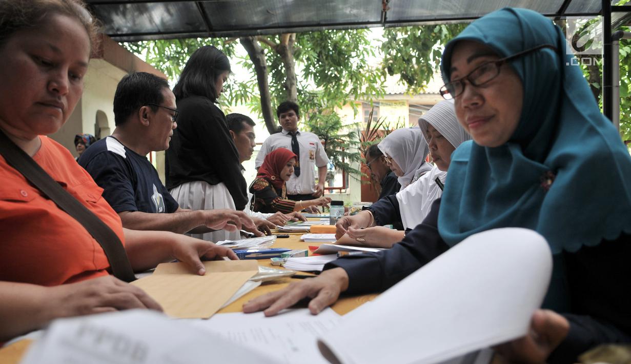 Orangtua murid melakukan pendaftaran Penerimaan Peserta Didik Baru (PPDB) Jalur Zonasi di SMA Negeri 21, Jakarta, Senin (24/6/2019). Pendaftaran PPDB DKI Jakarta Jalur Zonasi SMP-SMA dibuka pada 24-26 Juni 2019 mulai pukul 08.00-16.00 WIB. (merdeka.com/Iqbal Nugroho)