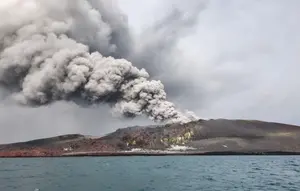 Abu Vulkanik Anak Krakatau Selimuti Warga Pulau Sebesi
