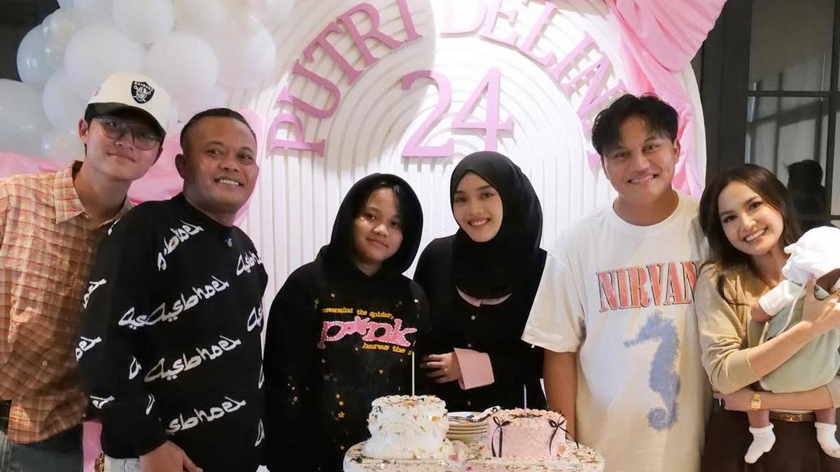 Gaya Mahalini Jadi Cewe Bumi Kenakan Pakain Coklat Sambil Gendong Putrinya saat Ulang Tahun Adik Iparnya, Putri Delina ke-24