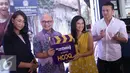 Country Head HOOQ Indonesia Guntur S Siboro bersama sejumlah pemain AADC 2 saat menghadiri konfrensi pers peluncuran eksklusif film AADC 2 di aplikasi HOOQ di Jakarta, Selasa (26/7). (Liputan6.com/Herman Zakharia)