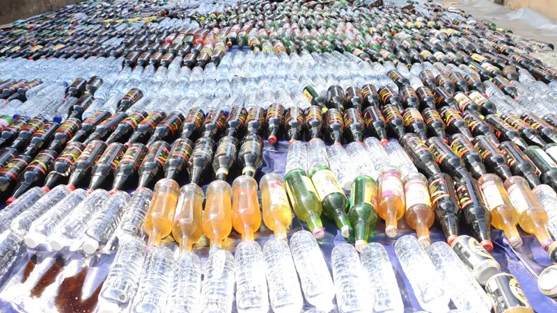 Polres Metro Jakarta Barat musnahkan 14.039 botol minuman keras berbagai merek.