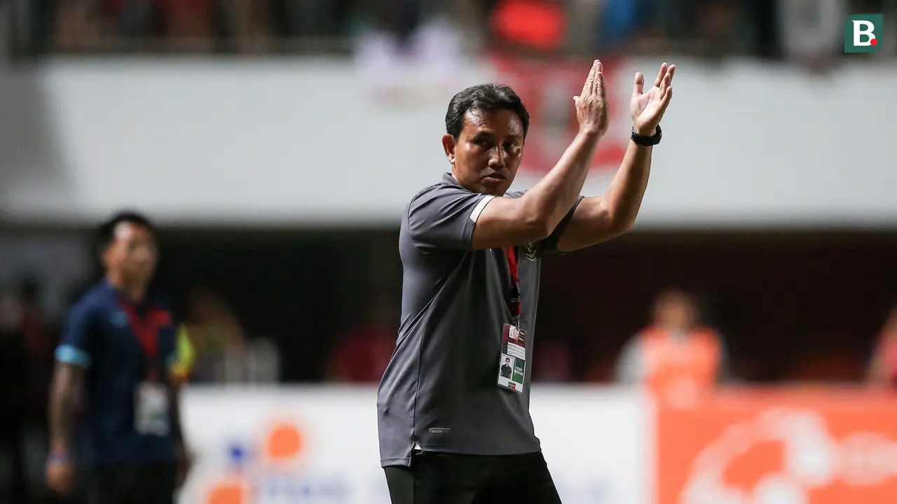 Foto: Bima Sakti dan Timnas Indonesia U-16 Kasih Kado Trofi Juara Piala AFF U-16 2022 untuk Kemerdekaan RI