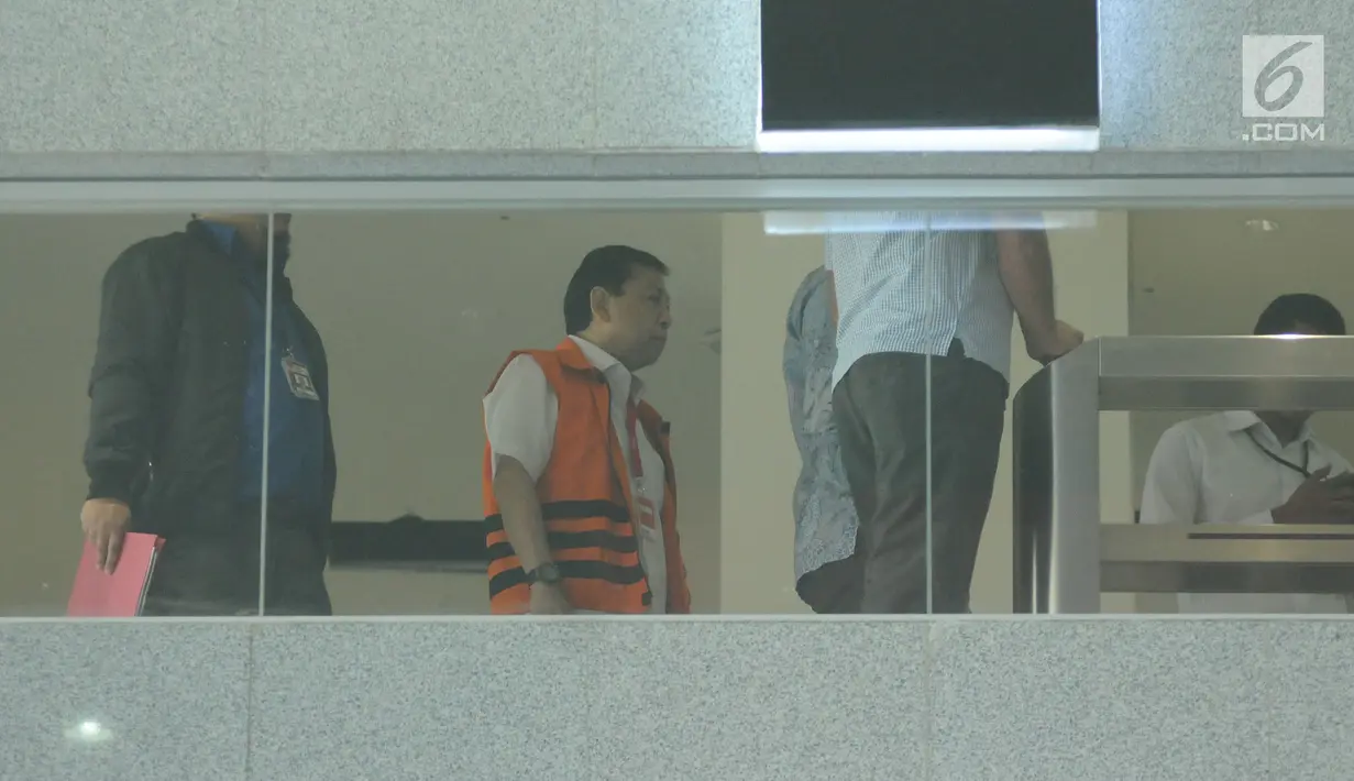 Tersangka dugaan korupsi pengadaan e-KTP, Setya Novanto (kedua kiri) di gedung KPK, Jakarta, Rabu (6/12). KPK menyatakan, berkas perkara SN lengkap dan segera dilakukan pelimpahan dari penyidikan ke penuntutan. (Liputan6.com/Helmi Fithriansyah)