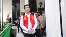 Terdakwa kasus penggguna kokain Richard Muljadi berjalan memasuki ruang sidang di PN Jakarta Selatan, Kamis (28/2). Majelis Hakim memvonis Richard Muljadi  1 tahun 6 bulan dengan dipotong masa tahanan untuk rehablitasi. (Liputan6.com/Herman Zakharia)