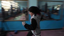 Sadaf Rahimi, salah satu petinju wanita yang giat berlatih di Stadion Ghazi, Kabul, Afganistan, (27/1/2016). (AFP/Shah Marai)