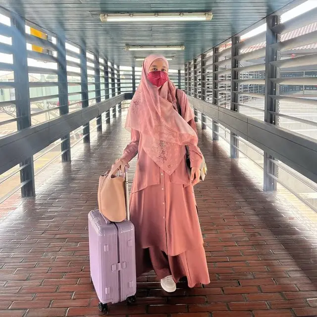 6 Potret Laudya Cynthia Bella Digandeng Ayah Bikin Baper, Liburan Bareng ke Banjarmasin