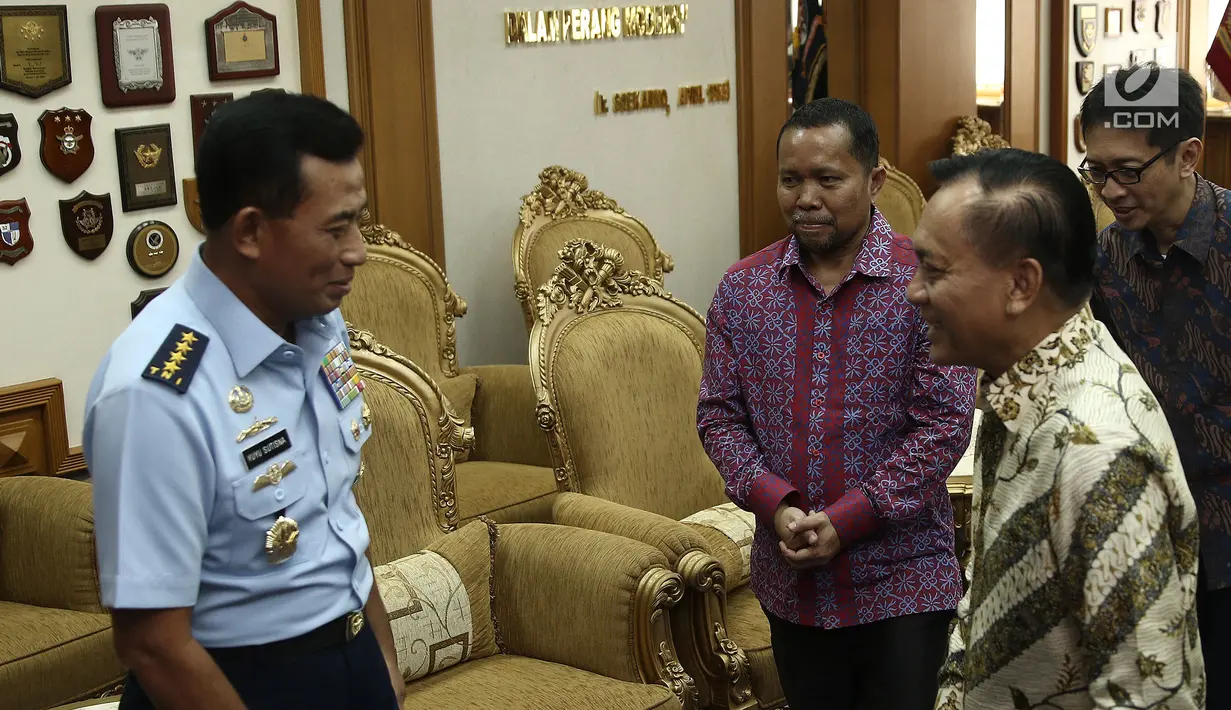 Direktur Utama Indosiar Imam Sudjarwo berbincang dengan KSAU Marsekal TNI Yuyu Sutisna saat silaturahmi dan audiensi antar lembaga di Mabes TNI Cilangkap, Jakarta, Kamis (6/12). (Liputan6.com/Herman Zakharia)