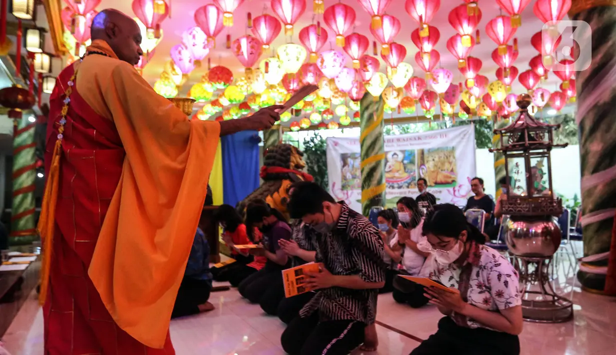 Umat Buddha melakukan sembahyang Puja Bakti Waisak di Vihara Avalokitesvara Pondok Cabe, Tangerang Selatan, Banten, Senin (16/5/2022). Ibadah perayaan Hari Raya Waisak 2566 BE berlangsung khidmat dengan mengusung tema "Dalam Cinta Kasih, Semua Bersaudara". (Liputan6.com/Johan Tallo)
