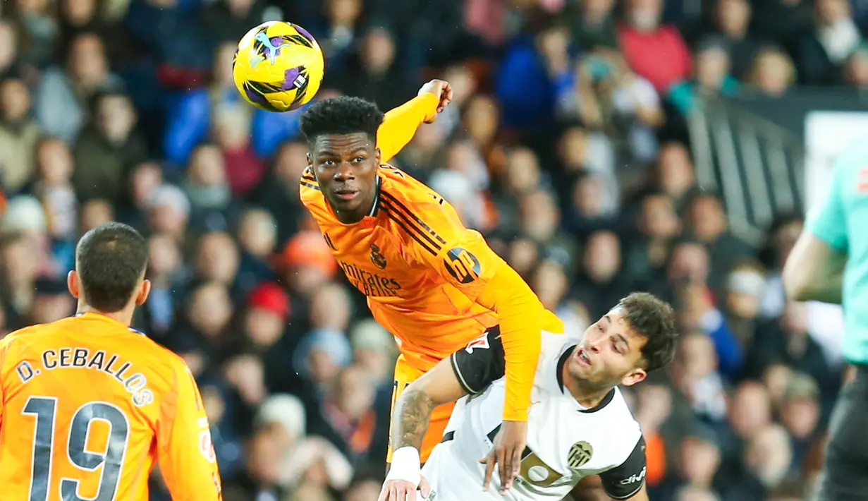 Berkat hasil ini, Real Madrid dengan poin 43 berhak naik ke puncak klasemen menggusur Atletico Madrid. El Real kini unggul dua poin. Namun, Atletico masih menyimpan satu tabungan laga. (AP Photo/Alberto Saiz)