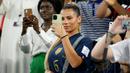 Kekasih Matteo Guendouzi, Mae, hadir langsung memberikan dukungan saat Timnas Prancis berhadapan dengan Tunisia di Stadion Education City, Al-Rayyan (30/11/2022). (AFP/Franck Fife)