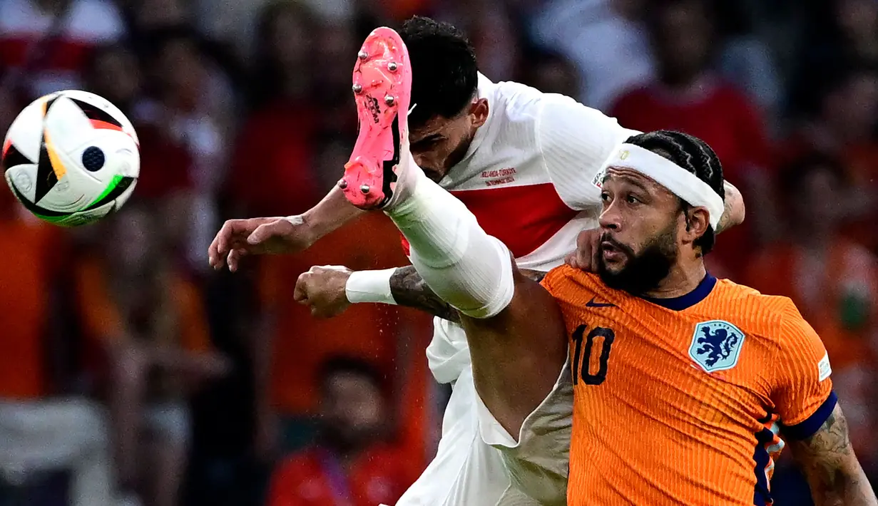 Enam menit kemudian, De Oranje unggul 2-1 setalah Mert Muldur mencetak gol bunuh diri. (JOHN MACDOUGALL/AFP)