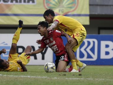 Striker Bali United, Fahmi Ayyubi, berusaha melewati pemain Bhayangkara FC pada laga Shopee Liga 1 di Stadion Patriot Chandrabhaga, Bekasi, Jumat (13/9). Bhayangkara bermain imbang 0-0 atas Bali United. (Bola.com/Yoppy Renato)