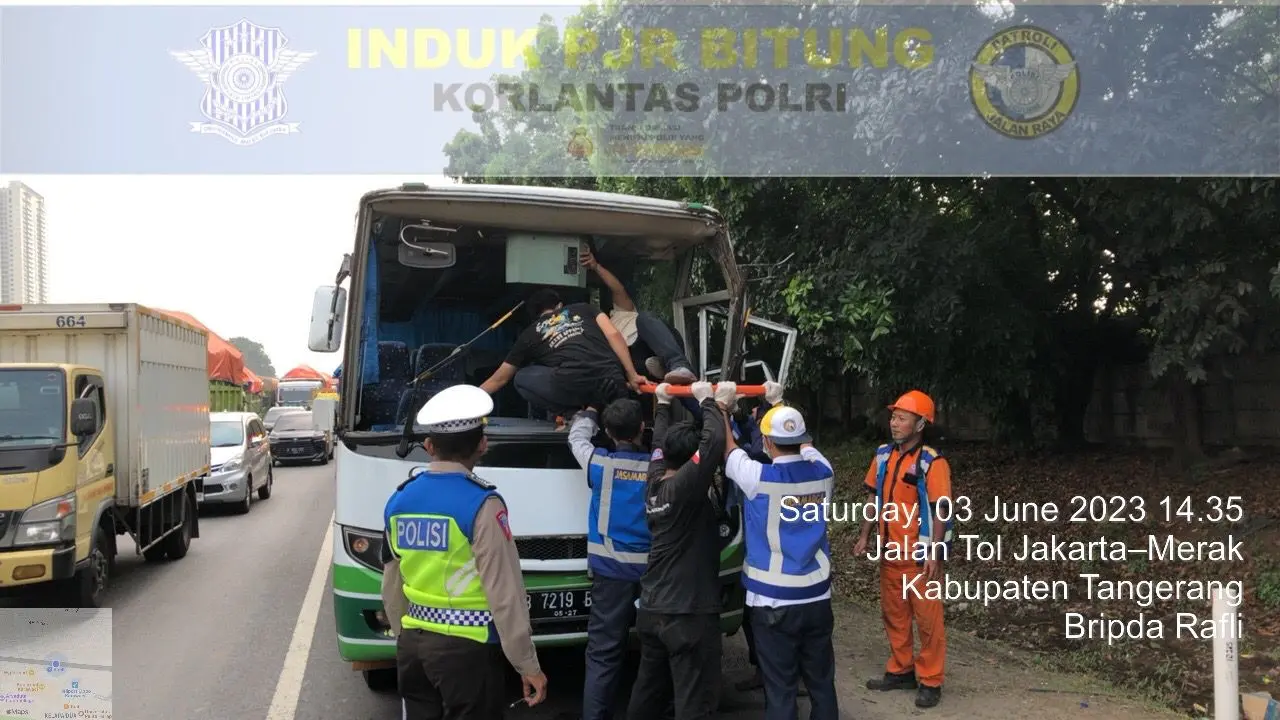 Sebuah bus mengalami kecelakaan lalu lintas di ruas Tol Jakarta-Tangerang KM 21+100. (dok Korlantas Polri)