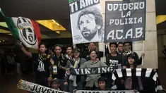 Suporter klub asal Italia, Juventus, berkumpul untuk menyambut kedatangan La Vecchia Signora di Bandara Soekarno-Hatta, (4/8/2014). (Liputan6.com/Helmi Fithriansyah)
