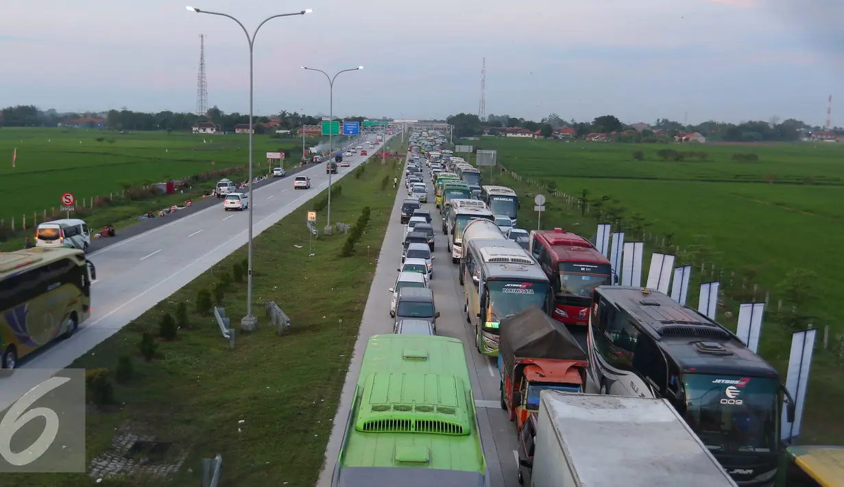 Pemudik terjebak antrean panjang saat memasuki Gerbang Tol Palimanan, Jawa Barat, Jumat (1/7). Kemacetan terjadi di Tol Palimanan dari arah Cirebon menuju Jakarta hingga 2 km. (Liputan6.com/Angga Yuniar)