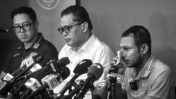 Pemain Malaysia, Faisal Halim saat jumpa pers pemusatan latihan Selangor FC di Padang SUK Shah Alam, Kamis (13/6/2024). Terlihat luka bakar di sejumlah bagian tubuhnya akibat insiden penyiraman air keras oleh orang yang tak dikenal pada 5 Mei 2024. (AFP/Arif Kartono)