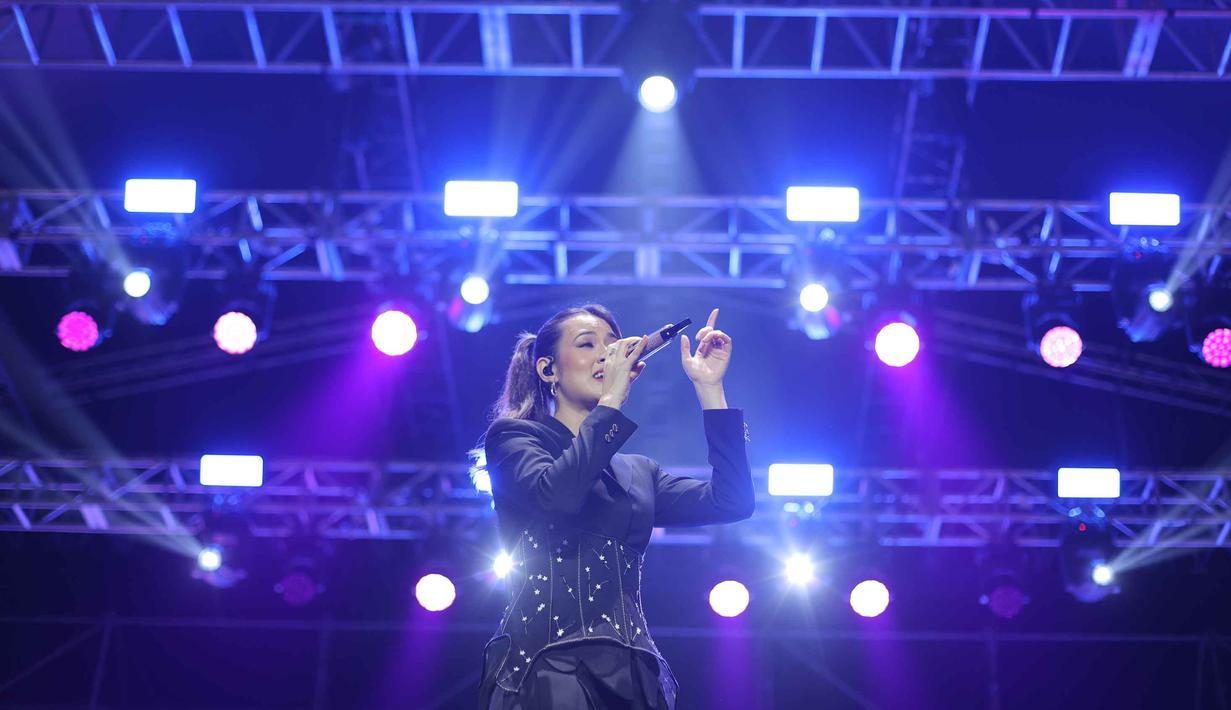 Lagu-lagu hitsnya menemani penonton dan menjadikan hari kedua KapanLagi Buka Bareng (KLBB) Festival 2026 sebagai salah satu highlight utama. Tampak dalam foto, penyanyi, Raisa, saat tampil pada hari kedua gelaran KapanLagi Buka Bareng (KLBB) Festival 2026 di Stadion Madya, Kompleks Gelora Bung Karno, Senayan, Jakarta, Minggu 1 Maret 2026. (Bola.com/Bagaskara Lazuardi)