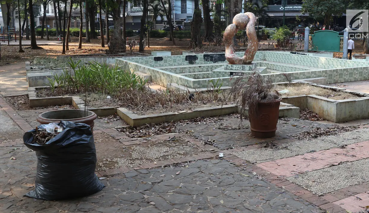 Kondisi Taman Puring yang berada di kawasan Jakarta Selatan, Minggu (15/9/2019). Nampak kondisi taman memprihatinkan, sejumlah bagian taman terlihat rusak dan kotor. (Liputan6.com/Helmi Fithriansyah)