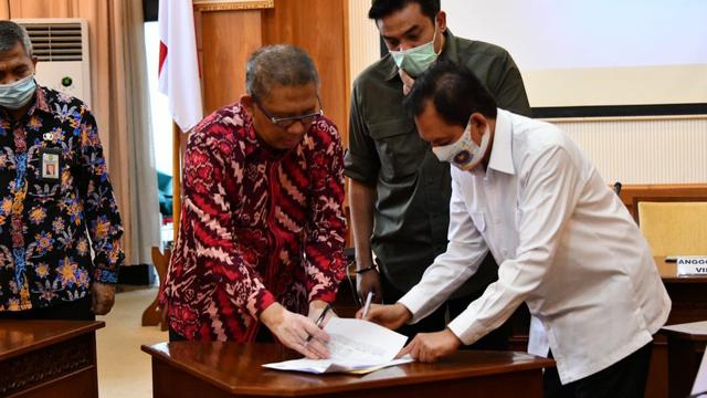 Anggota Komisi VII DPR-RI Maman Abdurrahman dan Kepala BPH Migas M. Fanshurullah Asa melakukan kunjungan kerja ke Propinsi Kalimantan Barat. (Dok BPH Migas)