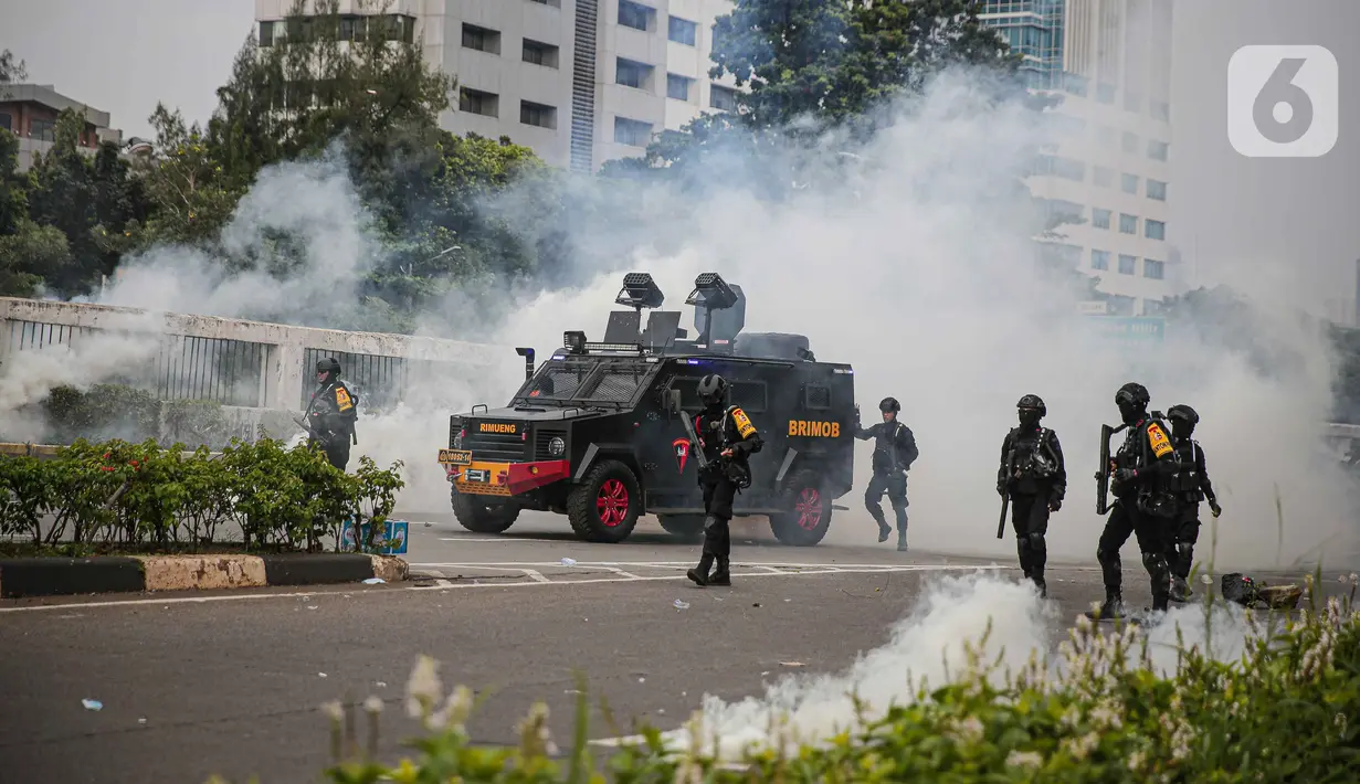 Polisi mengerahkan kendaraan taktis water cannon dan menembakkan gas air mata ke arah para pengunjuk rasa di depan pintu gerbang gedung DPR RI Jakarta, Senin (11/4/2022). Situasi mulai memanas akibat sejumlah pengunjuk rasa melempari petugas dengan berbagai benda lainnya (Liputan6.com/Faizal Fanani)