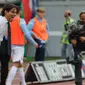 Pelatih Lazio, Simone Inzaghi mengintruksikan para pemainnya saat bertanding melawan AC Milan pada lanjutan Liga Serie A Italia di stadion Olimpiade Roma, (10/9). Lazio menang atas AC Milan 4-1. (AP Photo/Alessandra Tarantino)