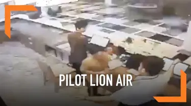 Seorang pilot Lion Air diduga melakukan kekerasan kepada seorang petugas hotel. Rekaman kekerasannya menjadi viral di media sosial.