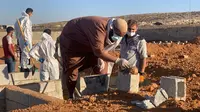 Upaya bantuan dan penyelamatan internasional ditingkatkan dengan tim penyelamat dari negara-negara termasuk Mesir, Tunisia, Italia, Spanyol, dan Turki. (AP Photo/Yousef Murad)