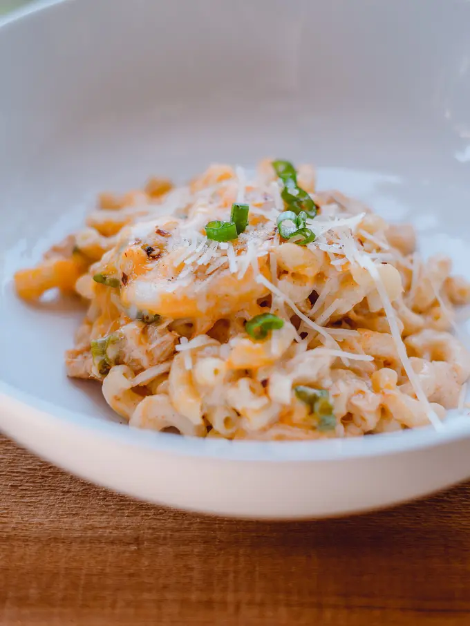 Contoh ilustrasi cheeseboard macaroni cheese