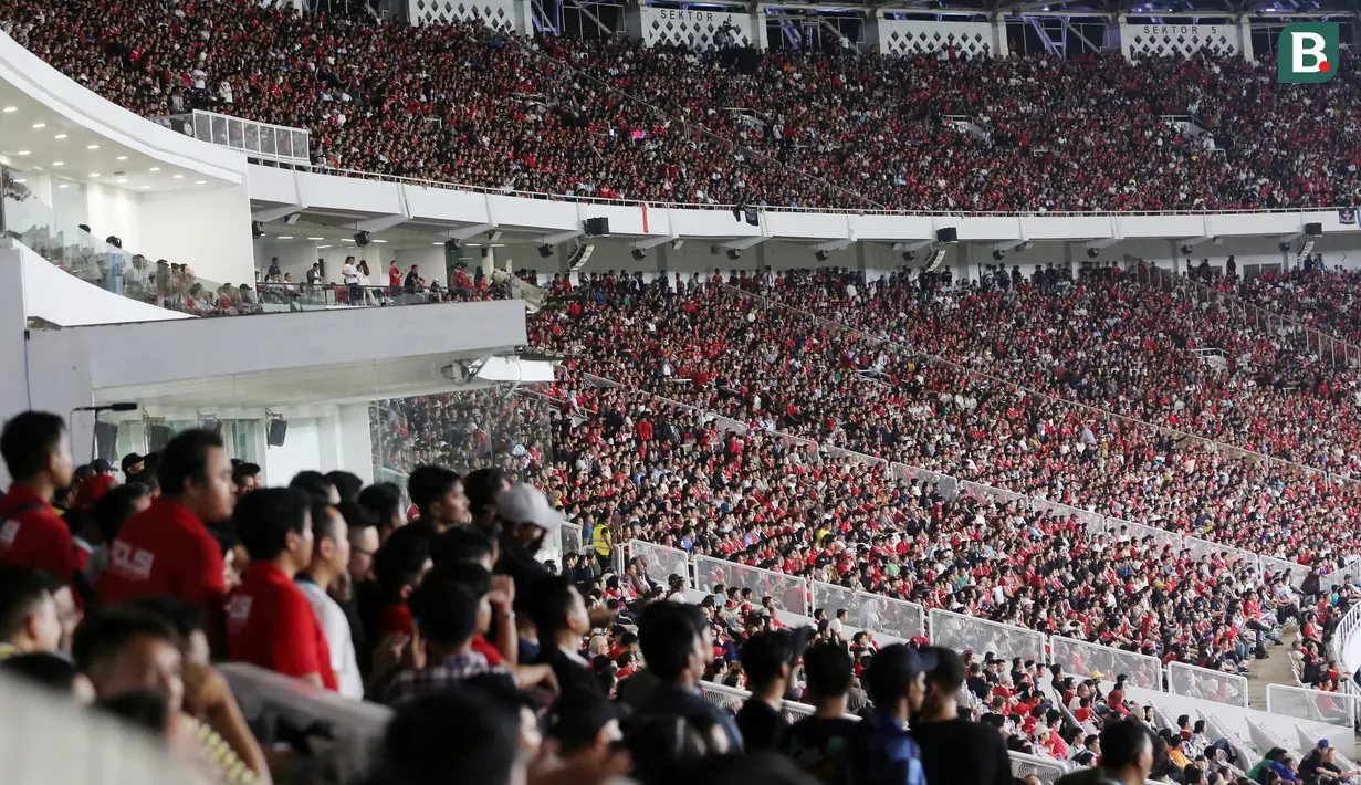 Suasana suporter memenuhi tribun saat menyaksikan laga Timnas Indonesia vs Argentina pada FIFA Matchday 2023 di Stadion Utama Gelora Bung Karno, Jakarta, Senin (19/6/2023). (Bola.com/Muhammad Iqbal Ichsan)