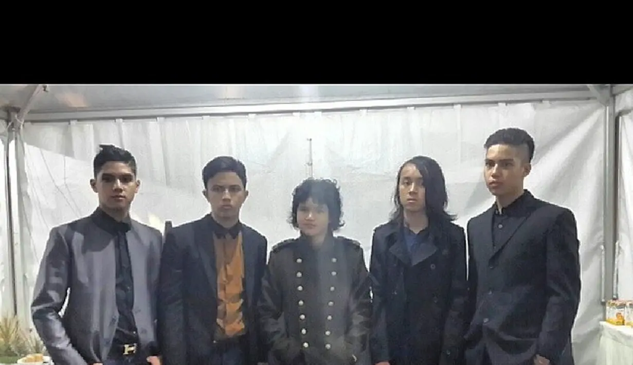 Al memainkan gitar, El bertugas sebagai drummer, dan Dul di posisi bassist. [Instagram @alghazali7]