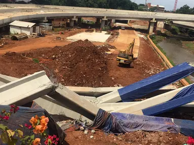 Girder proyek pembangunan Jalan Tol Depok-Antasar menimpa truk proyek, di Jalan TB Simatupang, Jakarta, Selasa (2/1). Girder ambruk diduga akibat tersenggol alat berat yang berada di lokasi pembangunan. (Liputan6.com/Immanuel Antonius)