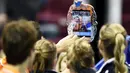 Pemain Belanda ber-selfie ria setelah Kiki Bertens mengalahkan petenis putri Rusia, Svetlana Kuzntetsova, dalam pertandingan grup dunia Piala Federasi di Moskow, Rusia, (7/2/2016). (AFP/Alexander Nemenov)