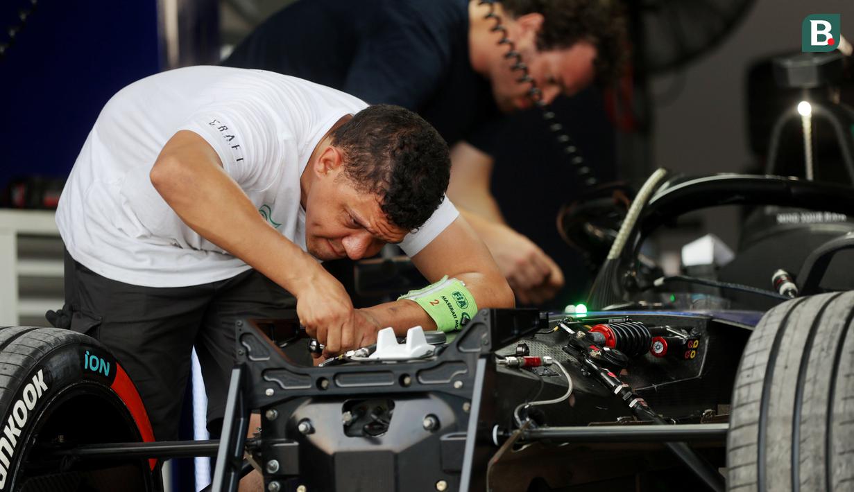Mekanik tim Maserati Msg Racing mempersiapkan mobil jelang balapan Formula E di Sirkuit International E-Prix Circuit (JIEC), Ancol, Jakarta, Jumat (02/06/2023). (Bola.com/M Iqbal Ichsan)