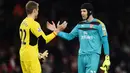 Kiper Liverpool, Simon Mignolet (kiri), dan kiper Arsenal, Petr Cech, sama-sama tangguh menjaga gawangnya. (Action Images via Reuters/Tony O'Brien)
