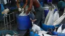 Nelayan menimbang ikan hasil tangkapan laut untuk dijual di Muara Baru, Jakarta, Kamis (29/3). KKP terus mengupayakan peningkatan ekspor komoditas perikanan hasil tangkapan dari nelayan tradisional. (Liputan6.com/Angga Yuniar)