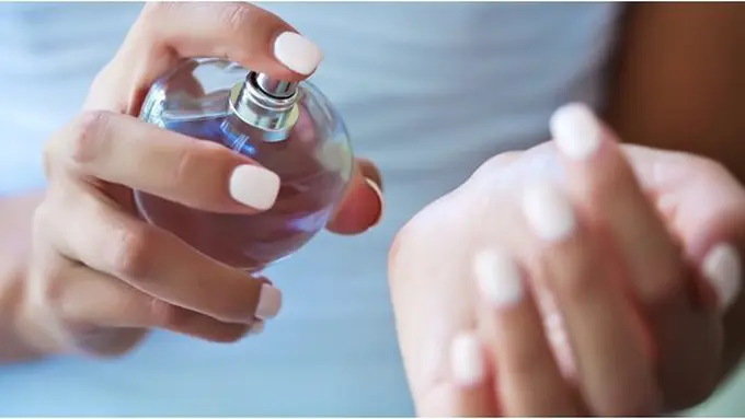 Menggosok pergelangan tangan/copyright Shutterstock.com