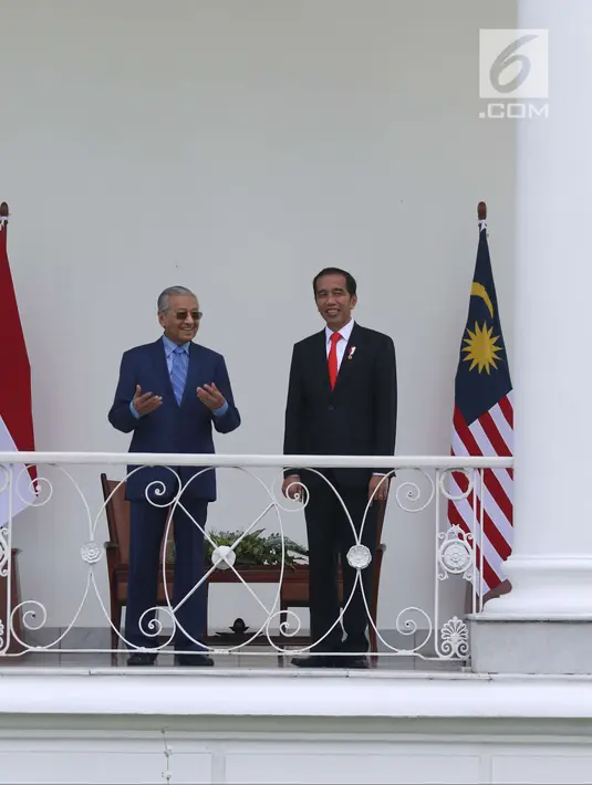 Presiden Joko WIdodo (Jokowi) berbincang dengan Perdana Menteri Malaysia, Mahathir Mohamad di Istana Bogor, Jumat (29/6). Indonesia menjadi negara pertama yang dikunjungi secara resmi oleh PM Mahathir usai dilantik. (Liputan6.com/Angga Yuniar)