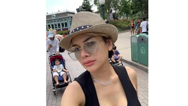 6 Gaya Liburan Nikita Mirzani di Prancis, Dari Belanja Hingga Bertemu Lenny Kravitz