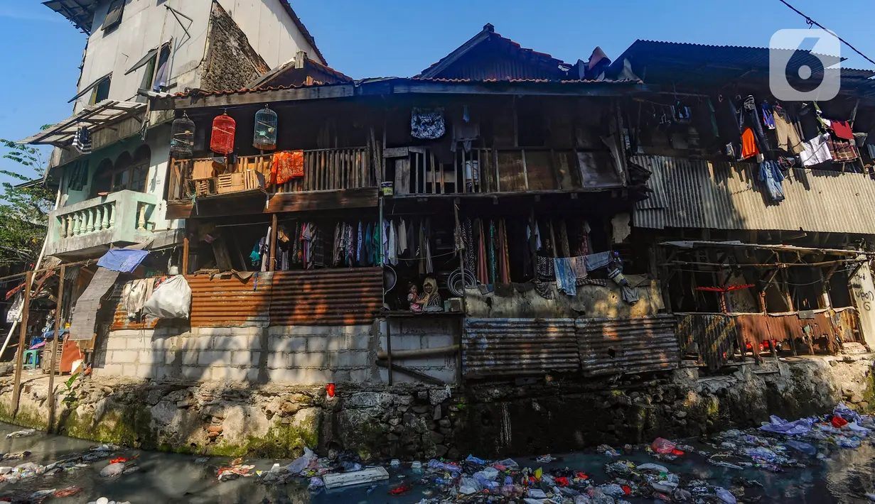 Meski sering dibersihkan oleh petugas, namun sampah itu tetap terlihat mengotori kali tersebut. (merdeka.com/Arie Basuki)
