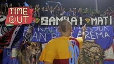 Kiko Insa resmi meninggalkan Arema Cronus dan inilah pengganti Bek yang terkenal tempramen tersebut.